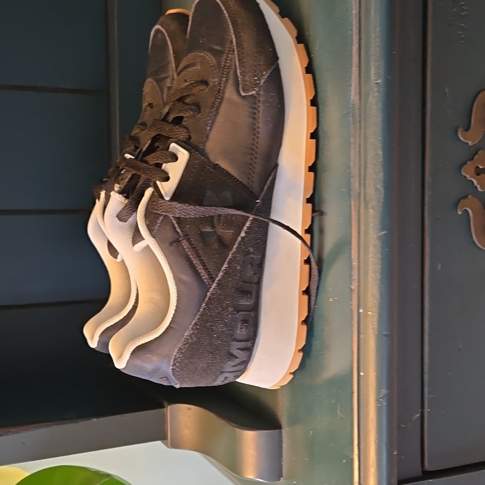 Tennis shoes